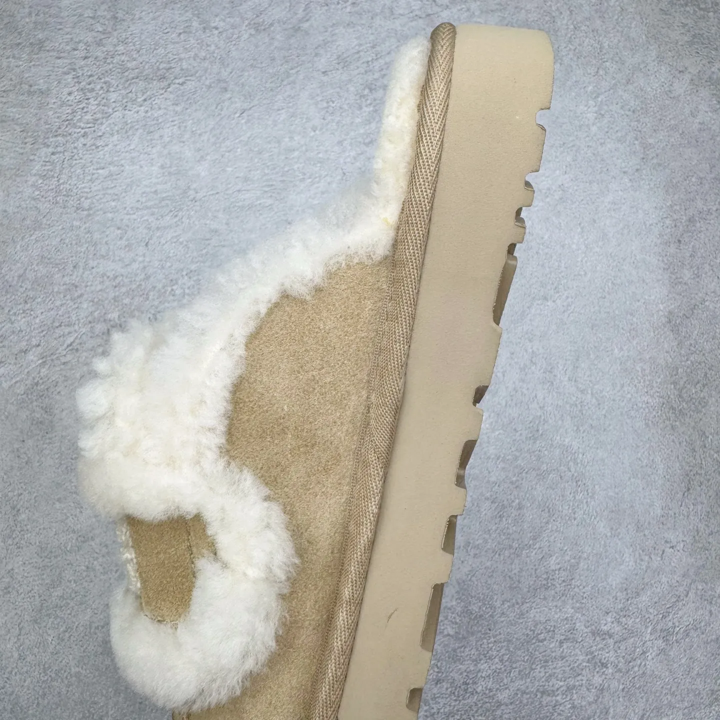 Pick up locally 💰 440 UGG slippers 1206 letter embroidered classic short-tube autumn and winter sheep fur all-in-one snow boots All shoes are made from the same factory as ZP Longfeng A-grade Australian imported sheep fur all-in-one Brand OEM production line Fully follow the ZP process flow OEM original pattern maker Adhere to no original shoes and no development selection Pay attention to every detail The most authentic version on the market TREADLITE "Light Wing" technology outsole Lightweight/durable/flexible/pile size: 35 36 37 38 39 40 Coding: by2936070